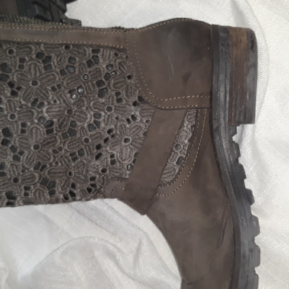 Miu Miu brown leather and lace womens shin high boots. Made in Italy. Size 8.5 - Picture 6 of 11